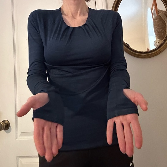 ATHLETA TOP W/THUMBHOLES SOFT Like new - Picture 2 of 12